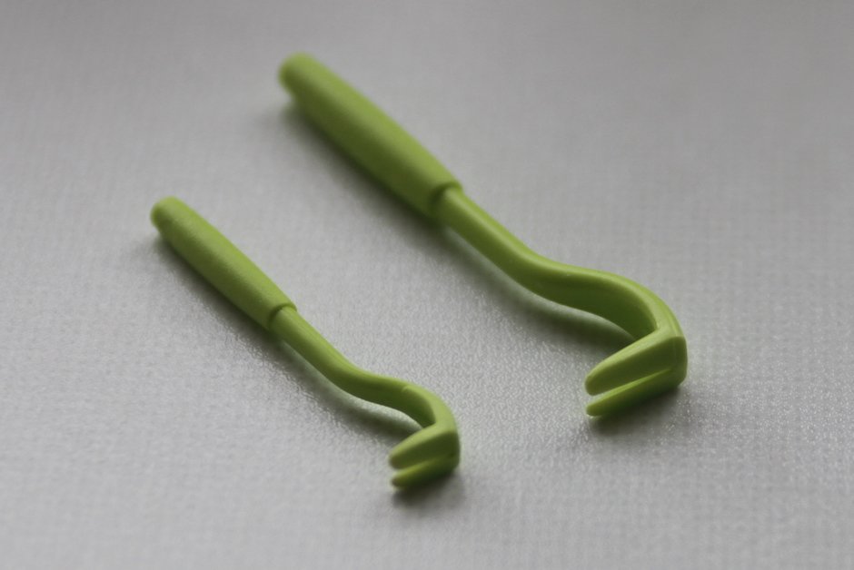 Zeckenhaken in zwei Größen